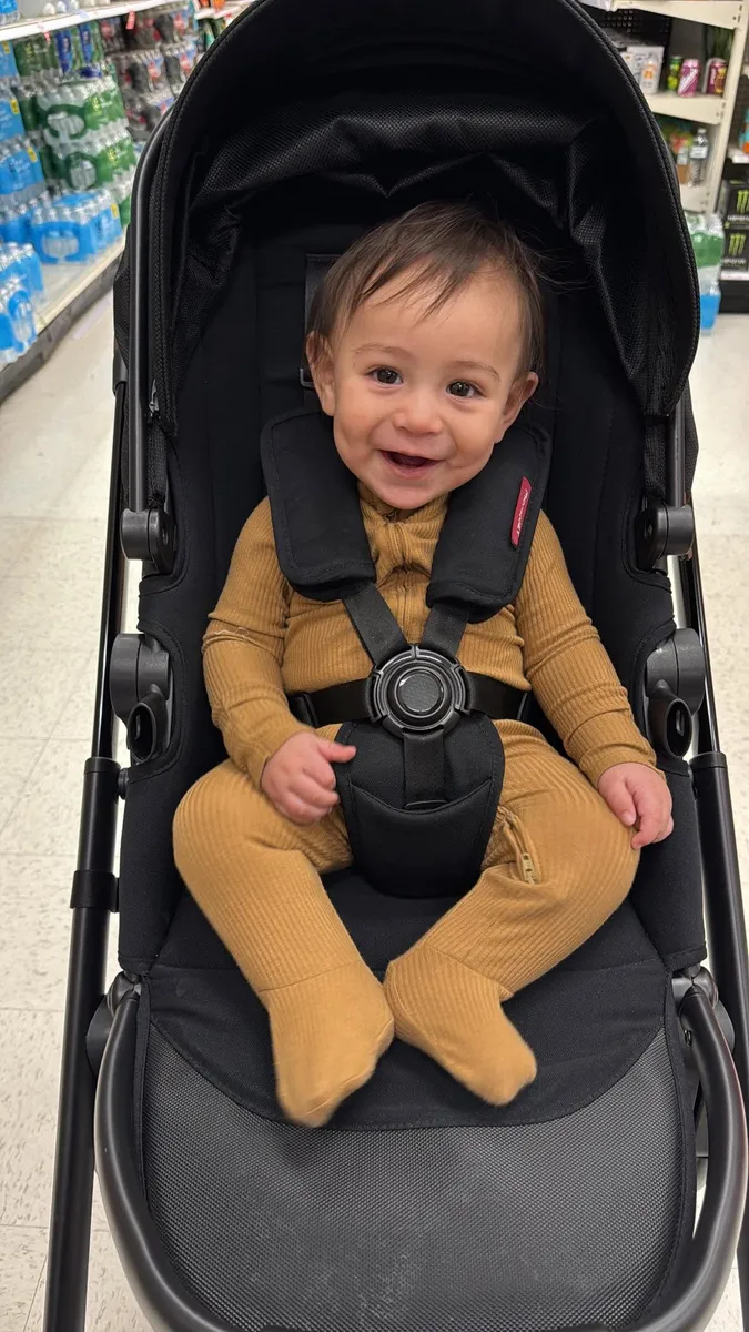 Fotografie client — cărucior Momcozy ChangeGo la plimbare